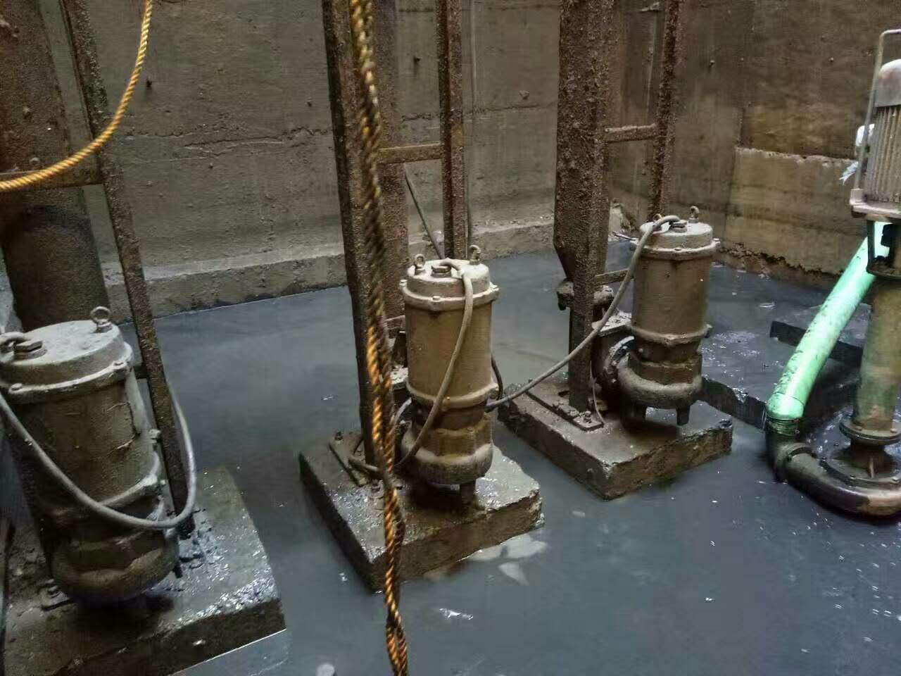 丹巴污水池清理